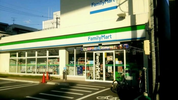 ファミリーマート清水二丁目店(コンビニ)まで250m カーサクレスト清水Ⅰ