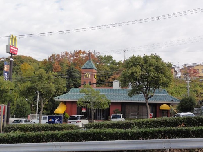 マクドナルド(ファストフード)まで1100m シュエット