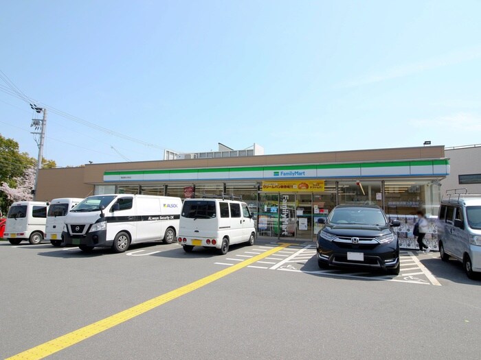 ファミリーマート箕面粟生外院店(コンビニ)まで111m T･ﾒｿﾞﾝｸﾚｰﾙ