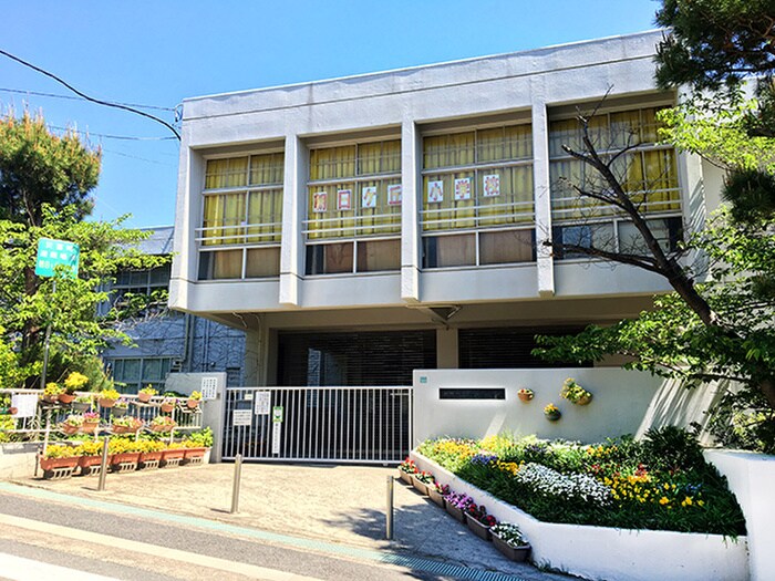 朝日丘町小学校(小学校)まで1030m あしや東山荘