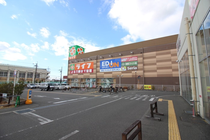 ライフ(スーパー)まで1600m グランバリエ