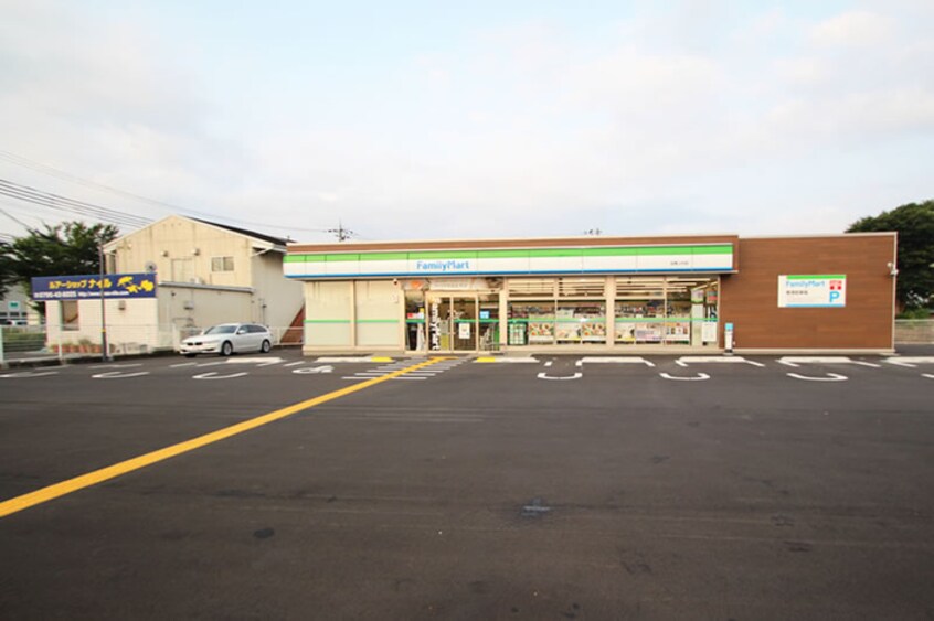 ファミリーマート加東上中店(コンビニ)まで243m カモミールⅠ