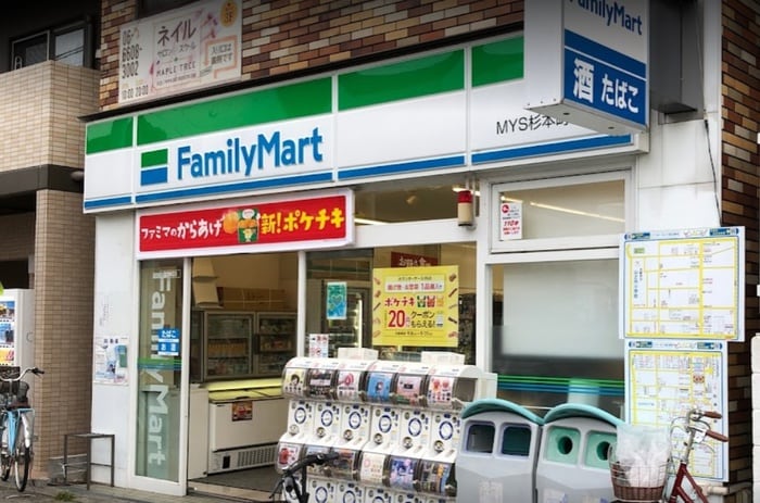 ファミリーマート(コンビニ)まで120m グランクレール・K