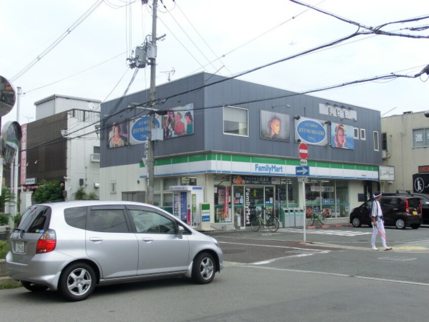 ファミリーマート(コンビニ)まで903m ヴラン・デュオA