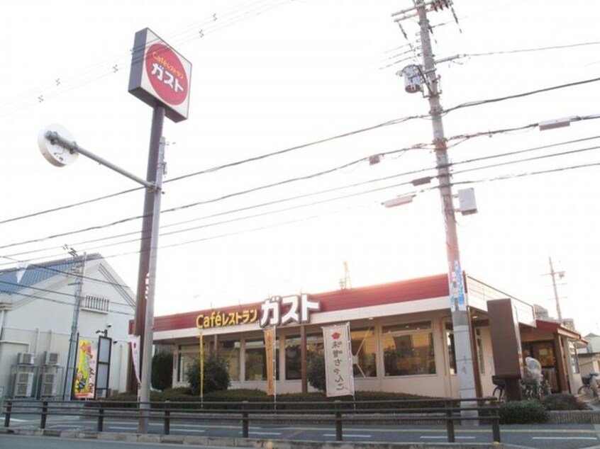 ガスト八尾高美店(その他飲食（ファミレスなど）)まで890m RHYTHM八尾