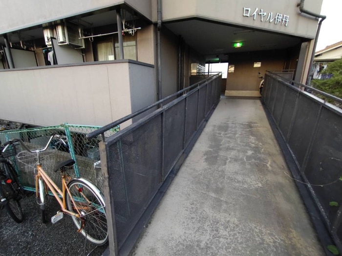 エントランス部分 ロイヤル伊丹