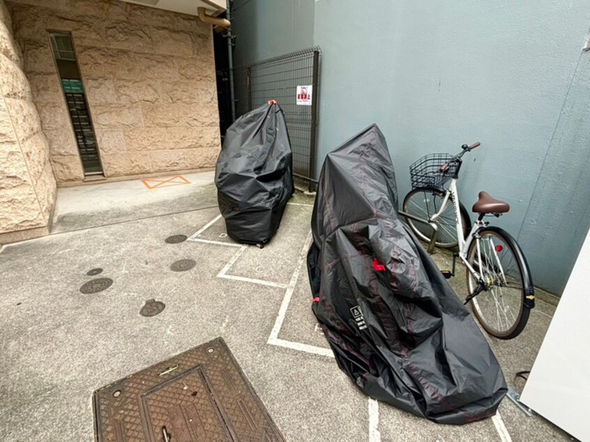 バイク置き場 ﾌﾟﾚｻﾝｽ難波ﾘﾊﾞ-ｵｱｼｽ(1104)