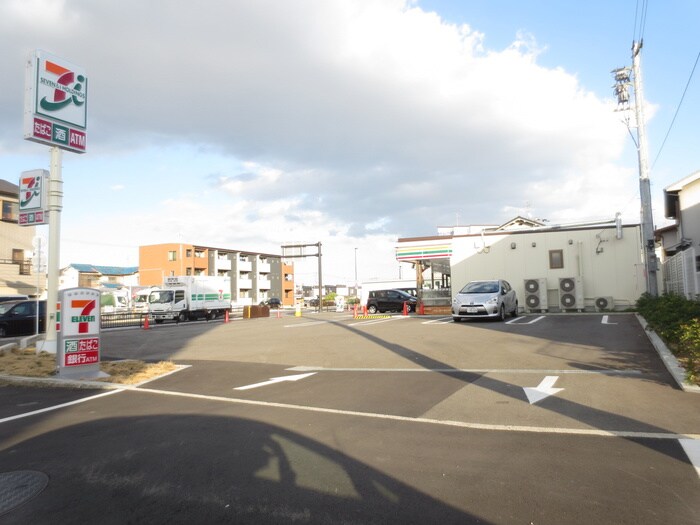 セブンイレブン(コンビニ)まで875m カーサ　堺　南花田　D-room