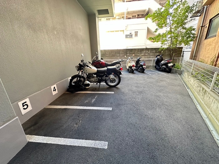 バイク置き場 ﾛｲﾔﾙｸｲｰﾝｽﾞﾊﾟｰｸ吹田片山町