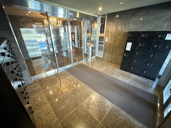 エントランス部分 ﾛｲﾔﾙｸｲｰﾝｽﾞﾊﾟｰｸ吹田片山町