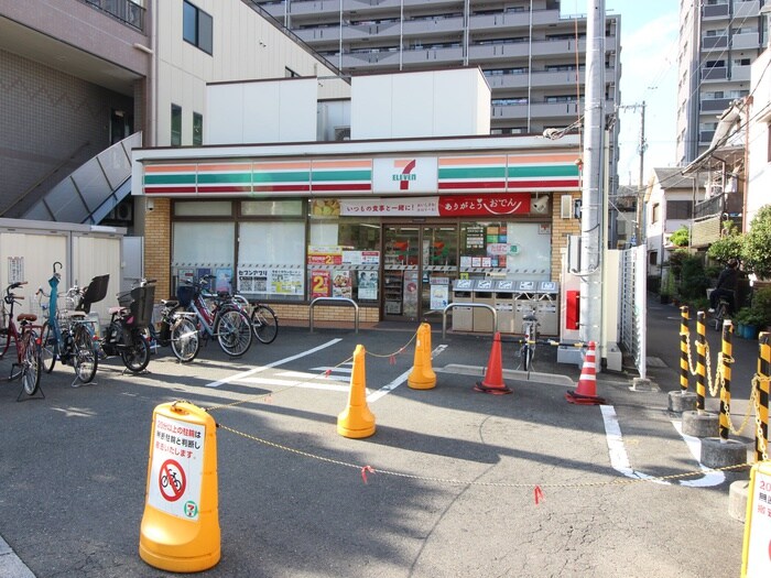 セブンイレブン(コンビニ)まで150m ﾛｲﾔﾙｸｲｰﾝｽﾞﾊﾟｰｸ吹田片山町