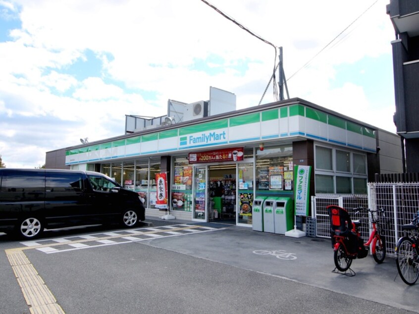 ファミリーマート 豊中春日町店(コンビニ)まで553m オーク玉田