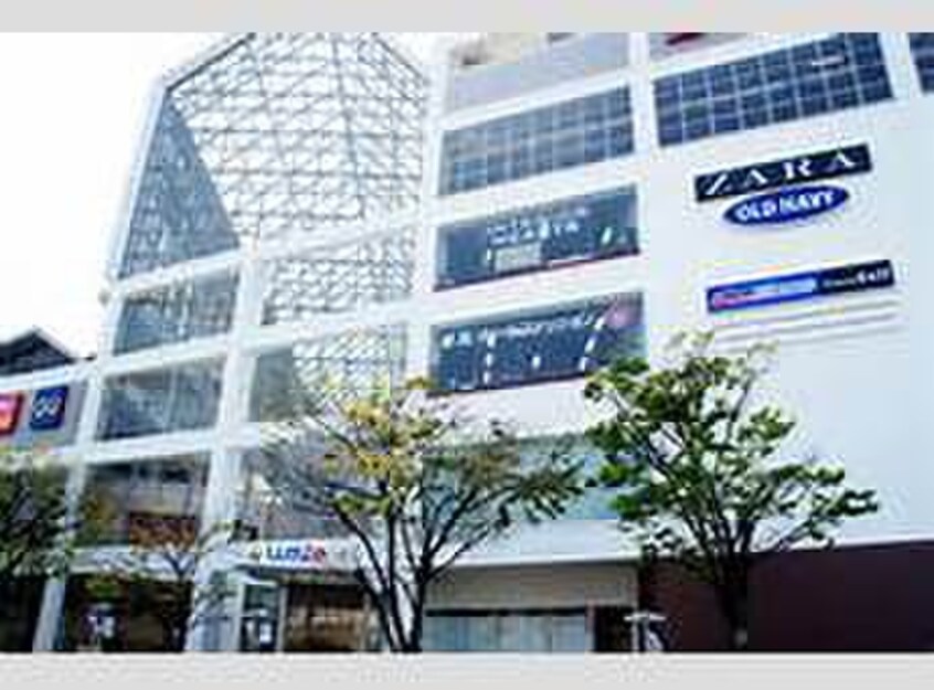 UMIE(ショッピングセンター/アウトレットモール)まで1000m プラネソシエ神戸元町