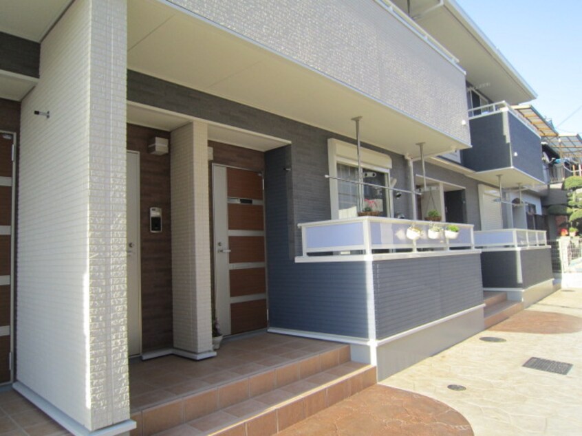 エントランス部分 クリスタルガ－デン　リリ－