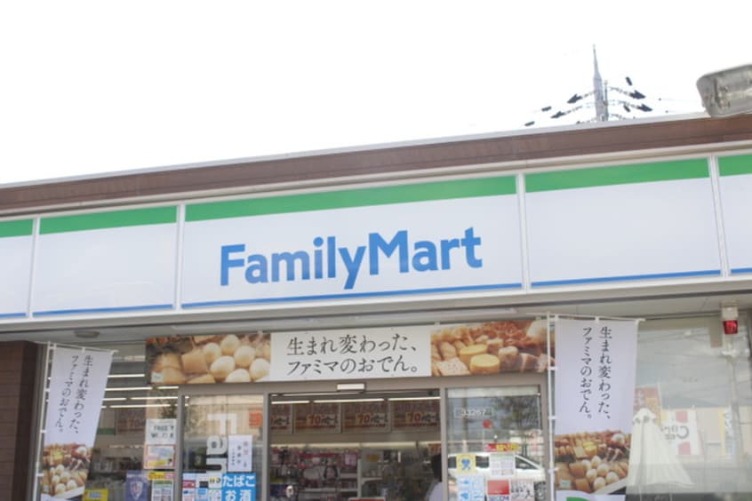 ファミリーマート(コンビニ)まで880m ホワイトハウス