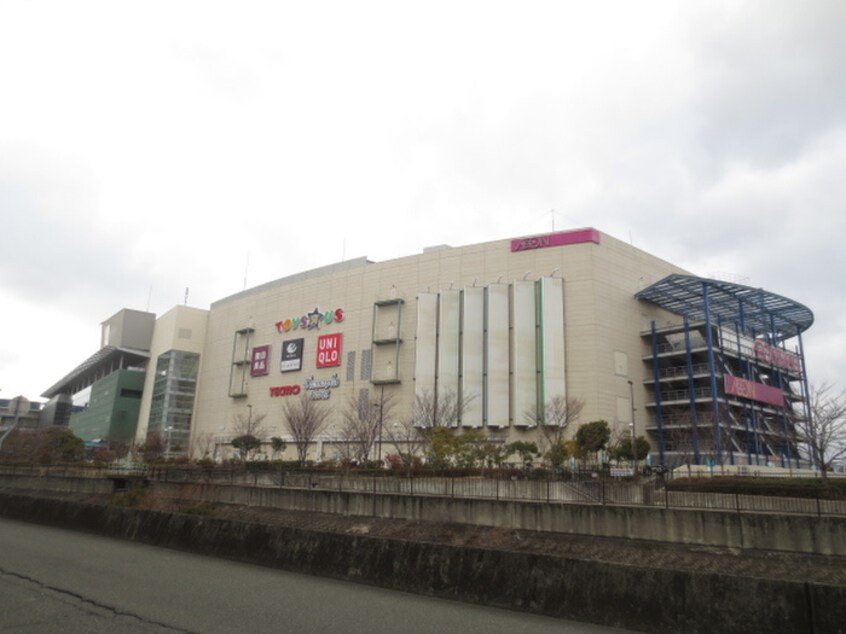 イオン(ショッピングセンター/アウトレットモール)まで950m ｼｬｰﾒｿﾞﾝ北本町