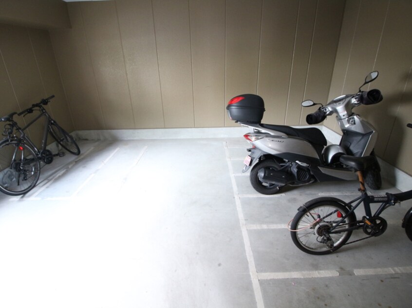 バイク置き場 サンセール谷上