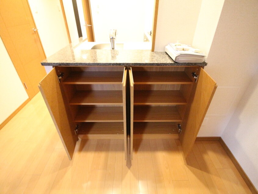 収納 リーガル京都四条烏丸Ⅱ（106）