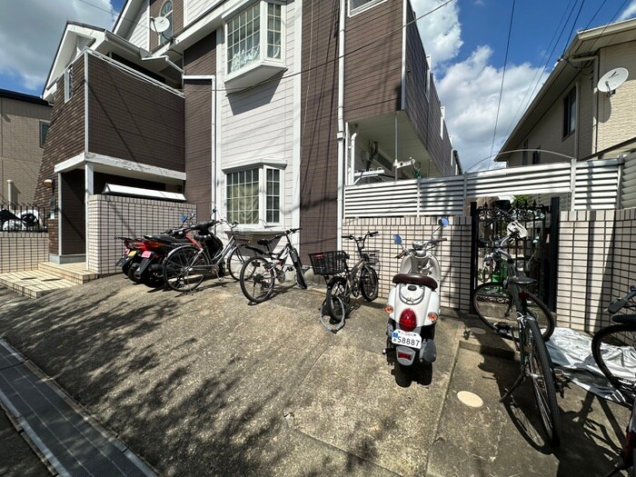 バイク置き場 エイブル富田