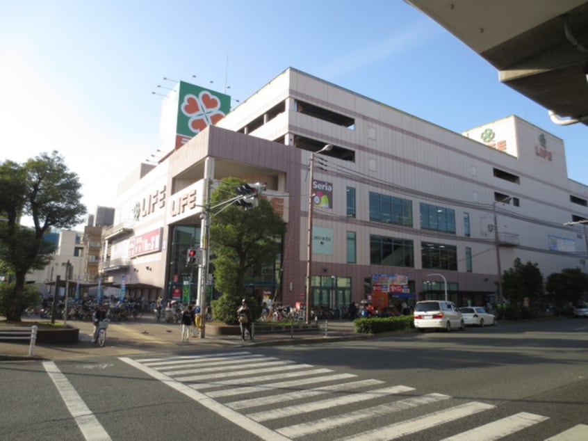 ライフ(スーパー)まで1300m カーサベージュⅢ