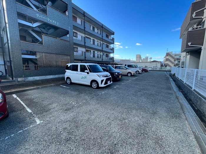 駐車場 リバ－ウエスト