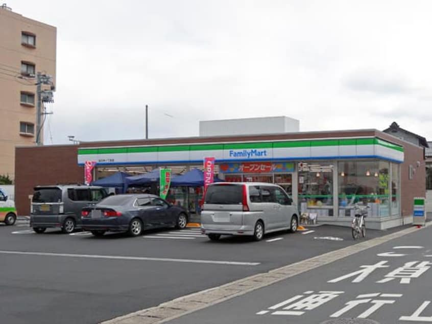 ファミリーマート(コンビニ)まで110m グレース　サンシャイン