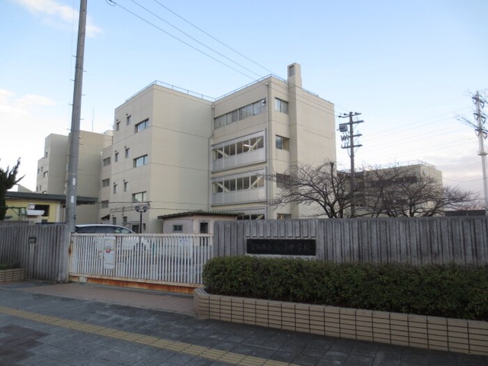 高司中学校(中学校/中等教育学校)まで367m 高司３丁目戸建