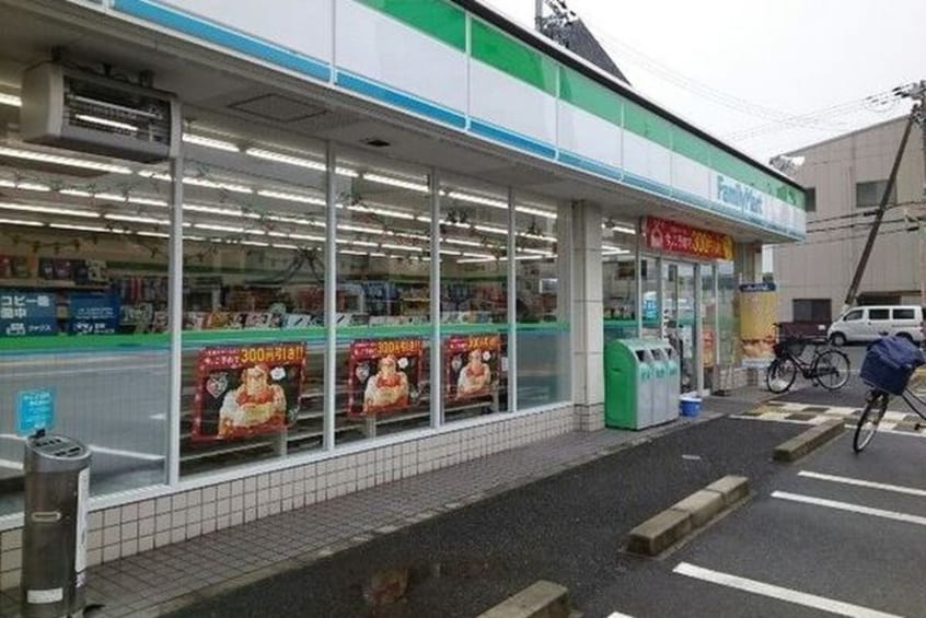 ファミリーマート(コンビニ)まで950m ハーヴィス・カエロン
