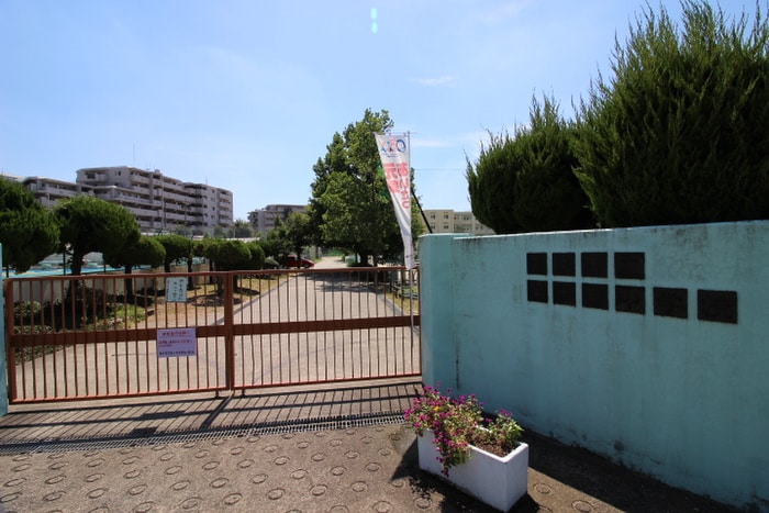 豊中市立泉丘小学校(小学校)まで1000m メルヴェイユ泉