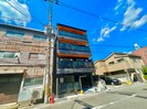 NU岸里駅前の外観