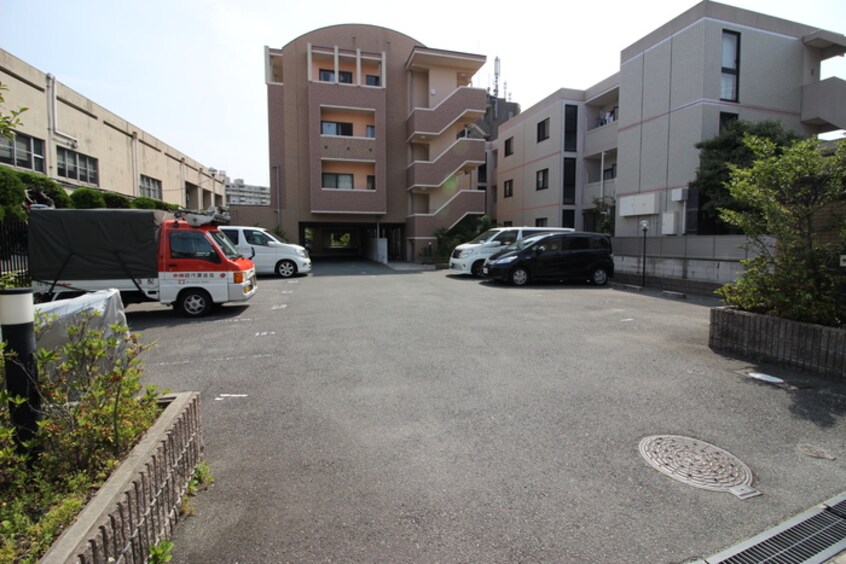 駐車場 グロワ－ル北江口
