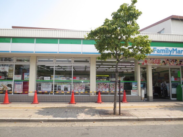 ファミリーマート(コンビニ)まで564m Ｍac Io Vervento（ﾏｯｸｲｵﾍﾞﾙﾍﾞﾝﾄ