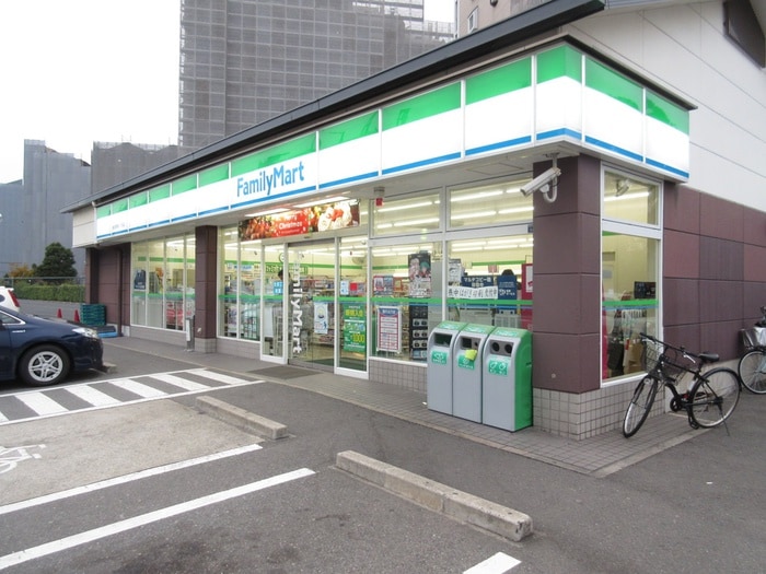 ファミリーマート(コンビニ)まで132m ジョイフル六甲南