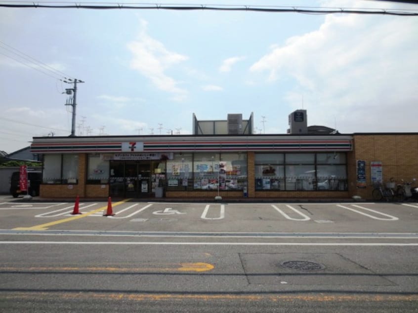 セブンイレブン(コンビニ)まで700m ビレッジハウス旭３号棟