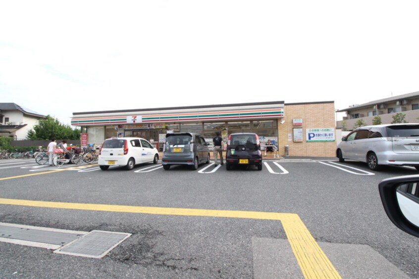 セブンイレブン柏田本町店(コンビニ)まで756m マンションスズ