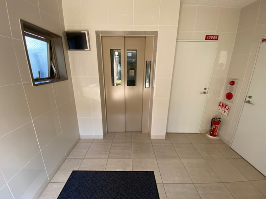 エントランス部分 ﾏｰﾌﾞﾙｺｰﾄ新町