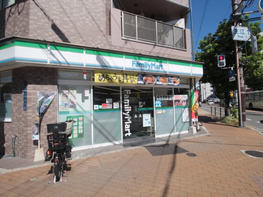 ファミリーマート(コンビニ)まで71m ロイヤルクオーターⅡ