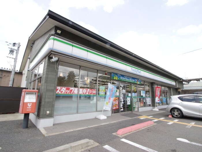 ファミリーマート洛西中山店(コンビニ)まで700m シャルレ桂坂