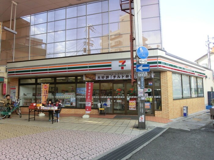 セブンイレブン(コンビニ)まで139m グラン　ピア萬翠園