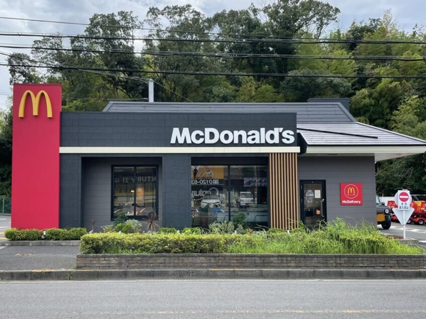 マクドナルド 東寝屋川店(ファストフード)まで805m stella collina