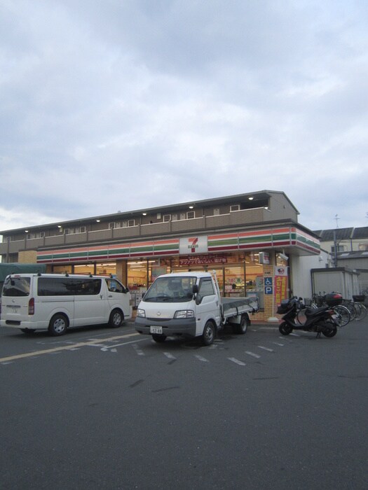 セブンイレブン 守口梶町4丁目店(コンビニ)まで215m エスパシオ古川橋Ⅰ