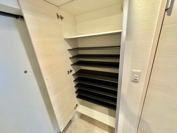 靴箱 Alivis北梅田