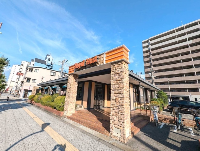 ロイヤルホスト(その他飲食（ファミレスなど）)まで191m ヴォ－ンル－エマンモス