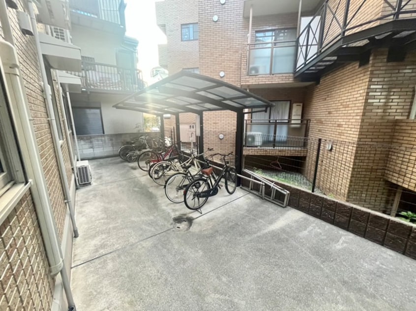 駐輪場 quatre saisons 南塚口