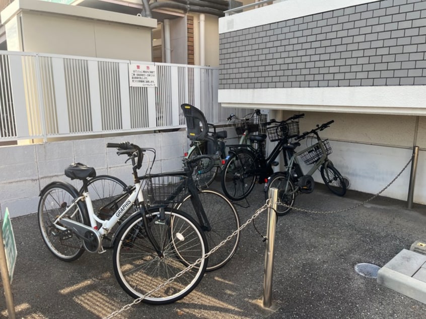 駐輪場 ロイヤルヴィラ