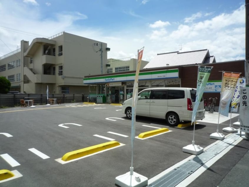 ファミリーマート(コンビニ)まで60m メルクマ－ルＫ