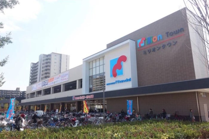 万代塚口店(スーパー)まで250m モン・ロワイアル