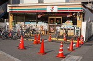 セブンイレブン(コンビニ)まで900m 岡ﾏﾝｼｮﾝ
