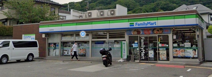 ファミリーマート(コンビニ)まで400m テラスハウス菊水