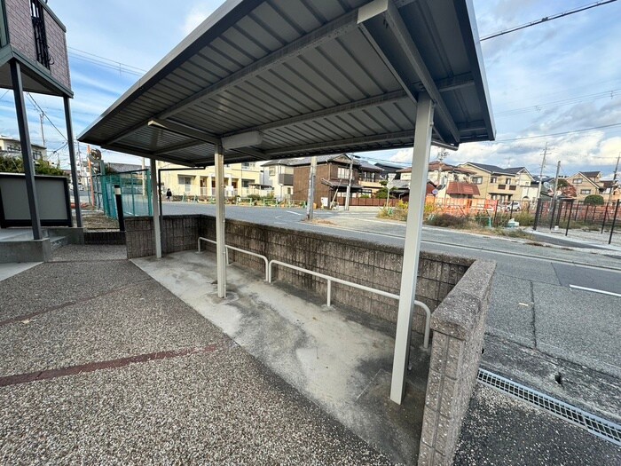 駐輪場 フローラ山の下